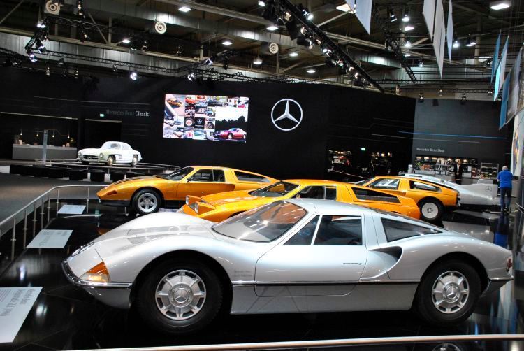 Immer wieder eine Augenweide: Die Experimentalfahrzeuge des Typs C 111 von Mercedes-Benz. Im Vordergrund: die erste Designstsudie „SLX“ von 1966. (Dominsky)