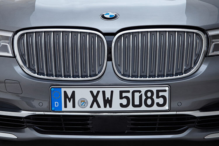 In der Warmlaufphase sowie in niedrigen Lastbereichen ist die BMW-Niere vollständig geschlossen, um den Luftwiderstand an der Fahrzeugfront zu reduzieren. (Foto: BMW)