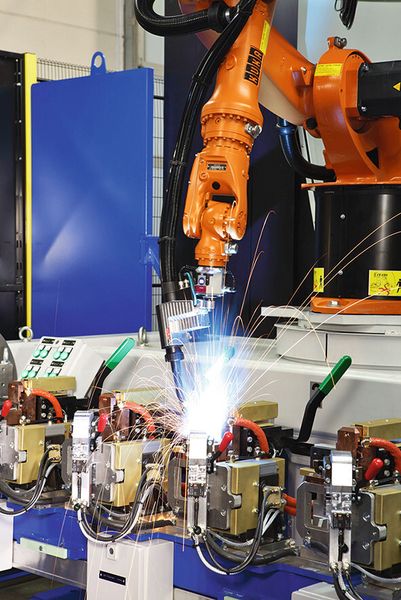 Enko Staudinger hat eine kompakte Universalschweißzelle mit einem Kuka- Roboter entwickelt, in der verschiedene Schweißverfahren kombiniert werden können. (Bild: Kuka)