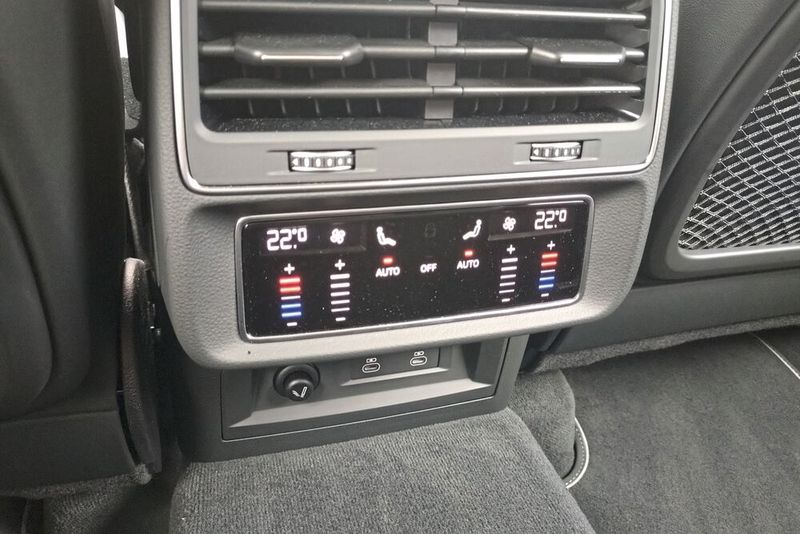 Für Mitfahrer auf der zweiten Sitzreihe gibt es individuelle Einstellmöglichkeiten der Klimatisierung. (Bild: Sven Prawitz/VCG)