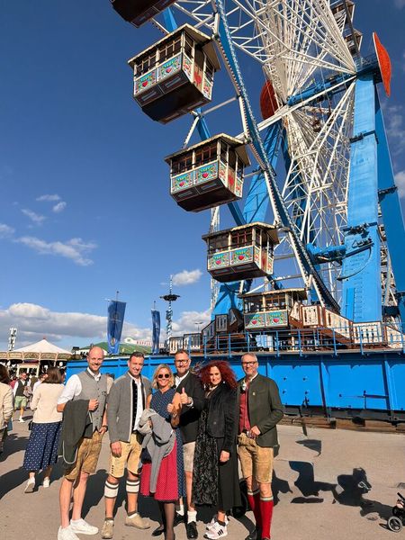 Stephanie Steen und ich (IT-BUSINESS) beginnen die Wiesn mit dem Withsecure Team (v. l. Milan Dörnhöfer, Dennis Garcia, Mario Kestler, Michael Huber). (Bild: Vogel IT-Medien)
