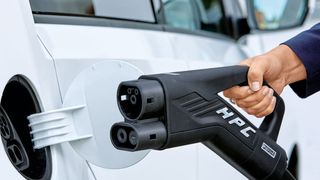 Bild 1: Werden Elektrofahrzeuge mit High Power Charging (HPC) geladen, kann ein kurzfristig hoher Energiebedarf mit Energiespeichern abgefangen werden.
 (Bild: Phoenix Contact)