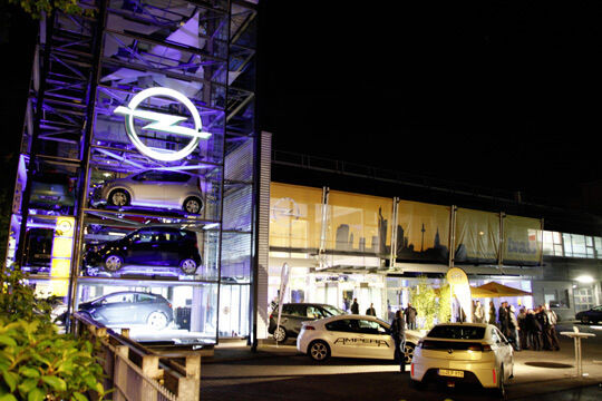 Im Car-Tower des früheren Smart-Centers in der Hanauer Landstraße 263 stehen jetzt Opel-Modelle. (Opel)