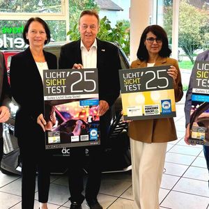 In der Region Stuttgart gaben bereits das Regierungspräsidium Stuttgart, die Landesverkehrswacht Baden-Württemberg und die Kfz-Innung Region Stuttgart den offiziellen Startschuss für den diesjährigen Licht-Sicht-Test in der Autohaus Äckerle GmbH in Korb: (v. l.) Innungsgeschäftsführer Christian Reher, Regierungspräsidentin Susanne Bay, Obermeister Torsten Treiber, Geschäftsführerin der Landesverkehrswacht Baden-Württemberg Viktoria Jerke sowie Kreisvorsitzender Rems-Murr Reiner Äckerle.(Bild:  Kfz-Innung Region Stuttgart)