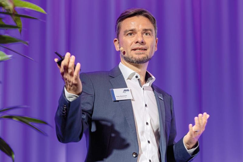 Timo Gessmann, CTO, Schunk SE & Co. KG: «Künstliche Intelligenz leitet die nächste industrielle Revolution ein und beschleunigt Prozesse sowie den Innovationszyklus massgeblich. Besonders kleine und mittlere Industrieunternehmen erzielen einen Produktivitätsschub, der Fachkräftelücken ausgleicht und ihre globale Wettbewerbsfähigkeit sichert. Der Maschinen- und Anlagenbau sowie die Metallbearbeitung profitieren stark von intelligent gesteuerten und KI-unterstützten Prozessen. Auf der AMB zeigen wir, wie wir bei Schunk KI schon heute erfolgreich im Unternehmen und in unserem Portfolio einsetzen. Künftig wird KI bei jeder Entwicklung und in all unseren Produkten mitwirken, um die Effizienz in den Prozessen zu erhöhen und die Produktivität unserer Kunden zu steigern.» (Bild: Landesmesse Stuttgart GmbH)