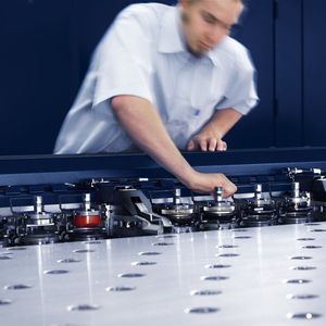 Der VDMA plädiert dafür, den betroffenen Unternehmen eine Abwicklung ihrer laufenden Aufträge zu ermöglichen.