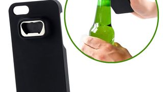 Immer gut gerüstet mit der Schutzhülle für das iPhone 5 mit integriertem Flaschenöffner. (www.monsterzeug.de)