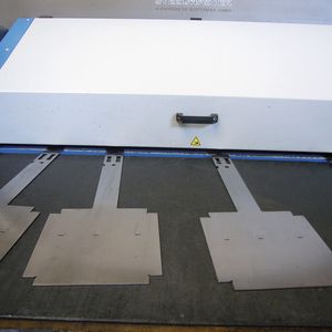 Die exakt bearbeiteten Bleche verlassen die Maschine trocken und staubfrei.