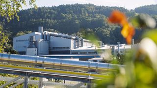Im neuen Werk soll der Lichtbogenofen mit erneuerbaren Energien betrieben werden. Auch die Hochöfen in Linz und Donawitz werden für den Betrieb mit Strom statt Kohle umgerüstet. (Bild: Katrin Kirchmayr/Voestalpine)