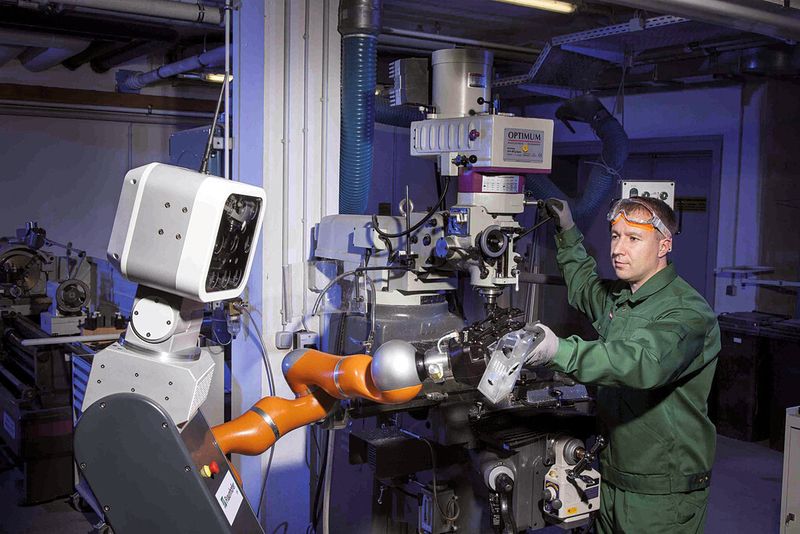 Bild 1: Mensch und Roboter werden sich zukünftig den Arbeitsraum teilen und zusammen arbeiten. Dafür sind entsprechende Sicherheitskonzepte erforderlich. (Bild: Fraunhofer-IFF)