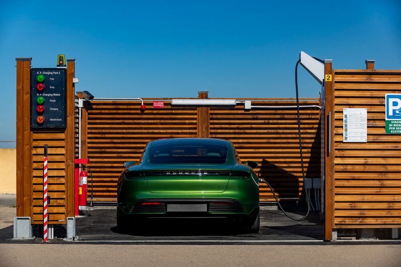Bislang können nur wenige Autos wie der Porsche Taycan ultraschnell laden.(Bild:  Porsche)
