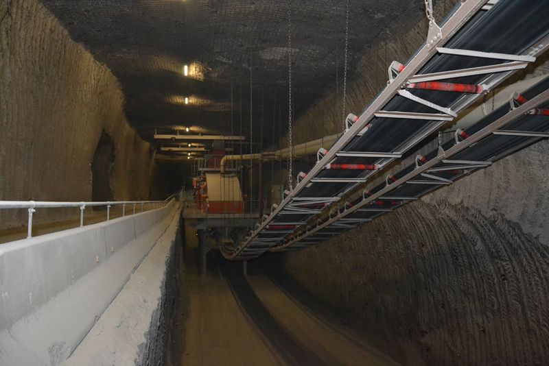 Auf Förderbändern wird das Gestein von einem verfahrenstechnischen Schritt zum nächsten transportiert, wie beispielsweise... (PROCESS)