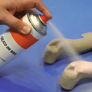 Diese Imprägnierschlichte auf hochfeuerfester Zirkonbasis aus der Dose dient zur punktuellen Vorbehandlung von Kernen und Formen. Bild: ASK Chemicals