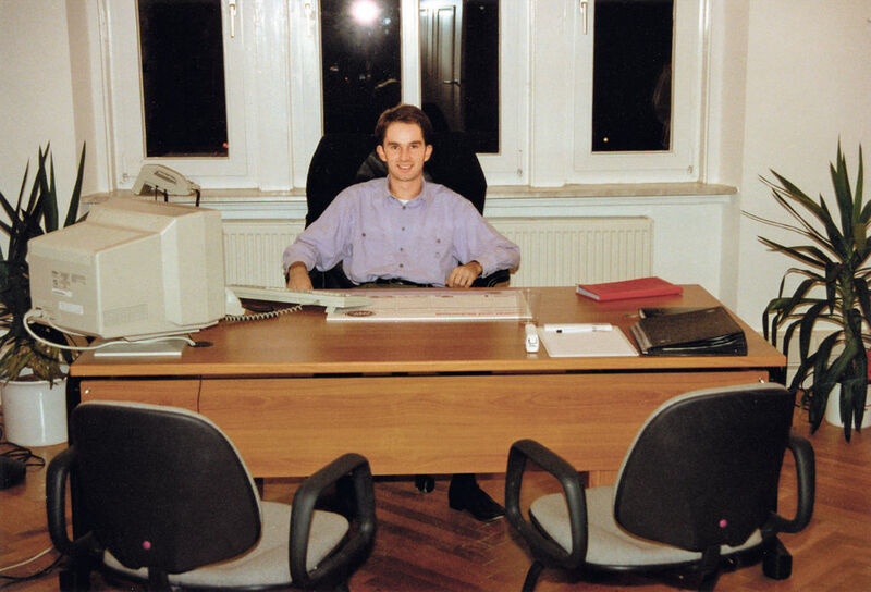 Klaus Weinmann sitzt 1992 zum ersten Mal Probe im neuen Büro. (Archiv: Vogel Business Media)