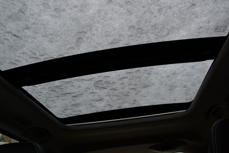 … sowie ein Panorama-Glasschiebe-Hubdach serienmäßig an Bord. (Michel/»kfz-betrieb«)