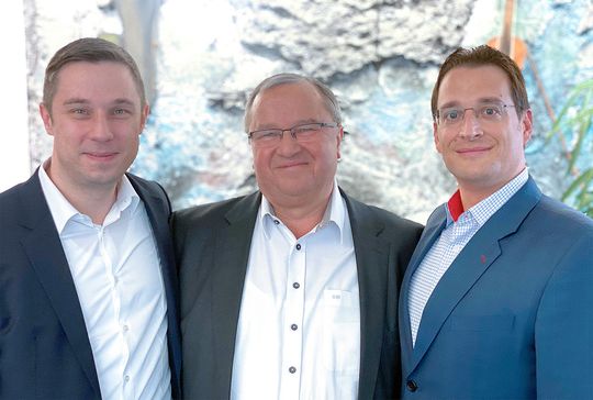 „Verbrüderung“: (v. l.) Nicolas Witte, Geschäftsführer Control Expert; Gerhard Witte, Gründer von Control Expert; Jochen Haug, Schadenvorstand der Allianz Versicherungs AG.(Bild:  Control Expert)