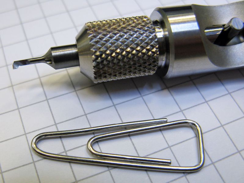 Schnellwechselhalter Typ Borin mit eingebautem SDK-Eckstahl. Dieser Demonstrator hat eine eingearbeitete Öffnung im Bereich des Anschlagstifts. (Klaus Vollrath)