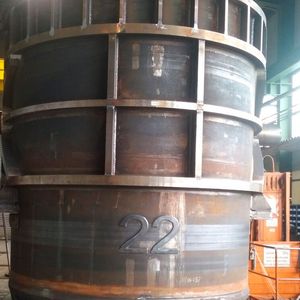 Die kegelförmige Pfannengeometrie wird rundum durch spiralförmig gebrannte Stahlrippen verstärkt.(Bild:  Jebens)