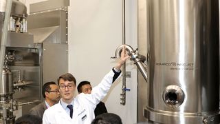 Demonstration der Granulierlinie IGL 100 von Romaco Innojet im neuen „Romaco China Solids Process Centre“. (Romaco)