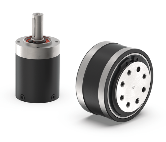 Zum Einsatz kommen zwei Neugart-Planetengetriebe: eine speziell auf das CMR-Layout zugeschnittene Modifizierung des NGV-Getriebes (rechts) und ein modifiziertes Standardgetriebe der Baureihe PLE. ()
