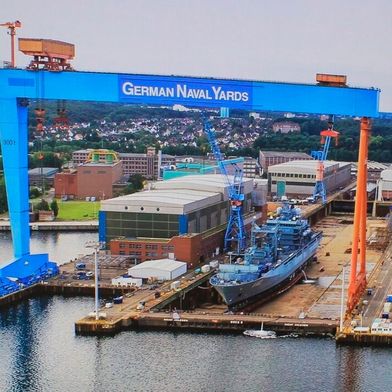 Noch ist die Kieler Marinewerft German Naval Yards unter französischer Kuratel. Doch sowohl der U-Boot-Bauer TKMS als ganz aktuell auch der Düsseldorfer Rüstungskonzern Rheinmetall haben bereits Angebote abgegeben. Die Frage ist nun, wer das Rennen macht ... (Bild: German Naval Yards)