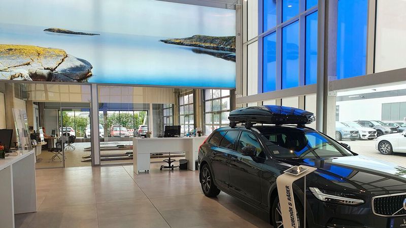 Auch wenn das VPS-Servicekonzept von Volvo das im Kern nicht vorsieht, gibt es im Autohaus Hedtke eine Direktannahme mit zwei Hebebühnen. Diese ist vom Showroom aus dank einer großen Glasfläche einsehbar. (Bild: Mauritz/»kfz-betrieb«)