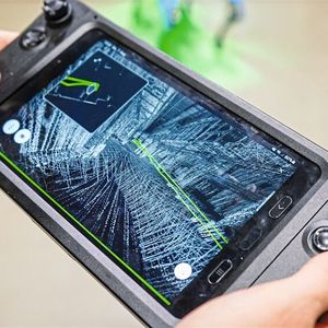 Digitaler Zwilling als Steuerzentrale: In den Logistikzentren der Otto Group sollen Roboterflotten unterschiedlicher Hersteller künftig über einen zentralen „Robotic Coordination Layer“ koordiniert und virtuell getestet werden.(Bild:  Otto Group)