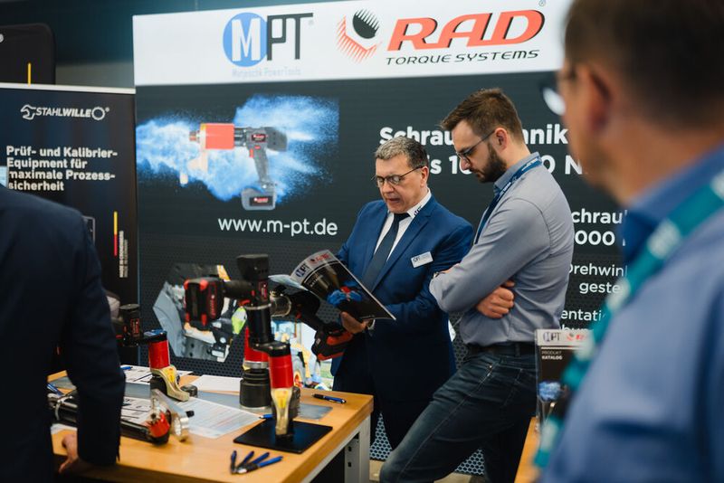 Ausgiebige Fachgespräche waren das Highlight für die 82 Aussteller der Schraubtec in LAndshut. (Tino Boecher)
