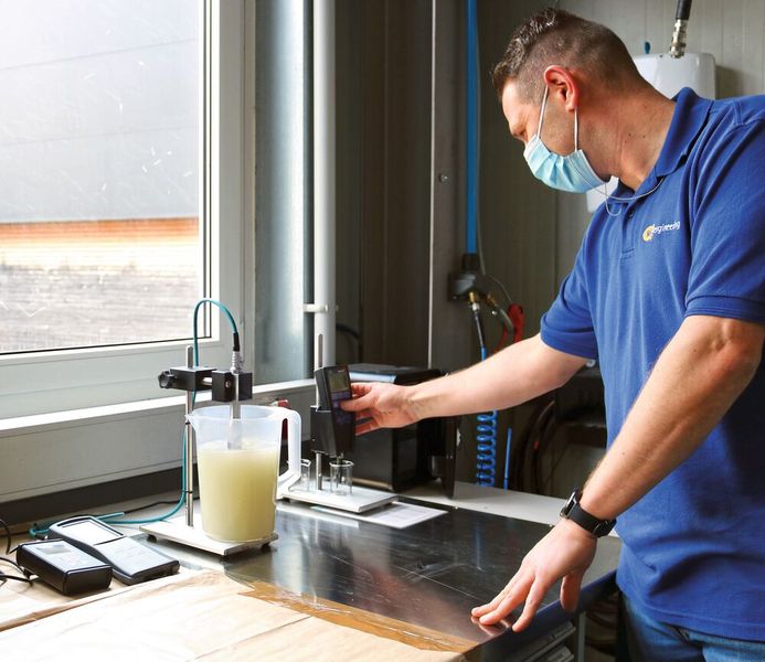 Martin Zepf und Gianni Leocata messen täglich die Qualität des Reinigungsbades. So gewährleisten sie die Wirksamkeit des Bades sowie die Reinigungsgüte. (Bild: Mafac)