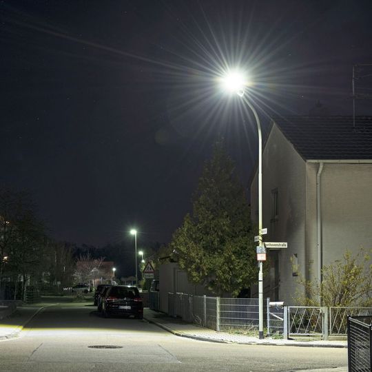 Die neuen Außenlampen, die in Maxdorf getestet werden, sparen nicht nur Strom, sondern strahlen auch deutlich heller. Die neuen Außenlampen, die in Maxdorf getestet werden, sparen nicht nur Strom, sondern strahlen auch deutlich heller.