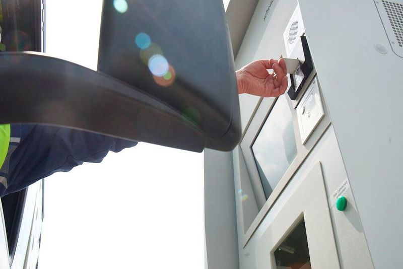 Die Zufahrt wird über LOGiQ-Anmeldeterminals gesteuert, die intuitiv zu handhaben und auf Wunsch in mehreren Sprachen verfügbar sind.  (Bild: Schenk Process)