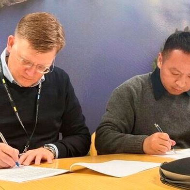 Feierliche Vertragsunterzeichnung in Mikkeli: Dr. Tingjun Yang, CEO von 3 E Network, und Topiantti Äikäs, Leiter der Flächennutzung der Stadt, besiegeln den Pachtvertrag für das Rechenzentrumsareal. (Bild: Stadt Mikkeli)