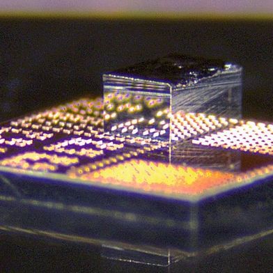 A GaN block on a chip (symbolic image): Researchers have developed a new manufacturing process that enables powerful gallium nitride transistors to be integrated into standard silicon CMOS chips cost-effectively and on a scalable basis. (Image:MIT News)