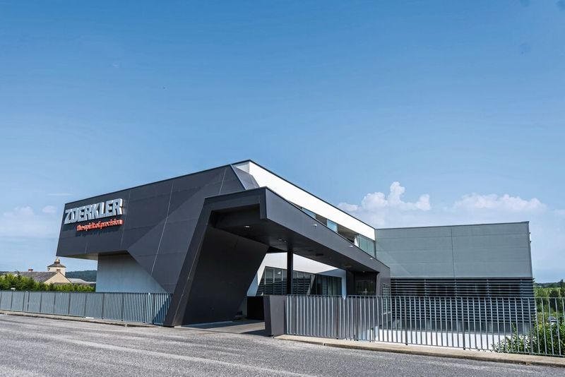 Der hohe Qualitätsanspruch spiegelt sich auch in der Gestaltung der Produktionshalle der Firma Zoerkler in Jois, Österreich, wider. (Bild: Emag)