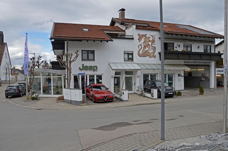 ... die Untergeschosse von vier Wohnhäusern zu einem Verkaufsraum umgebaut. (Bild: Schreiner/»kfz-betrieb«)