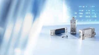 Dehnungssensoren von Baumer sind eine intelligente Alternative zur konventionellen Kraftmessung mit Kraftsensoren. Der äußerst kompakte DST20 (Mitte vorn) findet sogar bei sehr beengtem Bauraum Platz.  (Bild: Baumer)