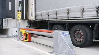 Das vollautomatische Blockiersystem Stop Trucks von Expresso vermeidet, dass ein Lkw während der Umschlagarbeiten unkontrolliert von der Verladeeinheit abrückt.  (Bild: Expresso)