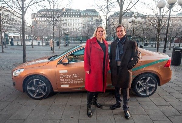 Catharina Elmsäter-Svärd, Schwedische Infrastrukturministerin, und Håkan Samuelsson, President & CEO Volvo Car Group, bei der Presseveranstaltung zum Projekt „Drive Me