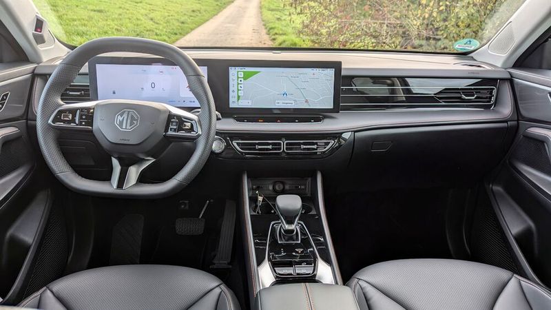 Die freistehende Kombination aus zwei Bildschirmen unterscheidet den HS vom ZS, auch wenn der Funktionsumfang ähnlich ist. (Bild: Rosenow – VCG)