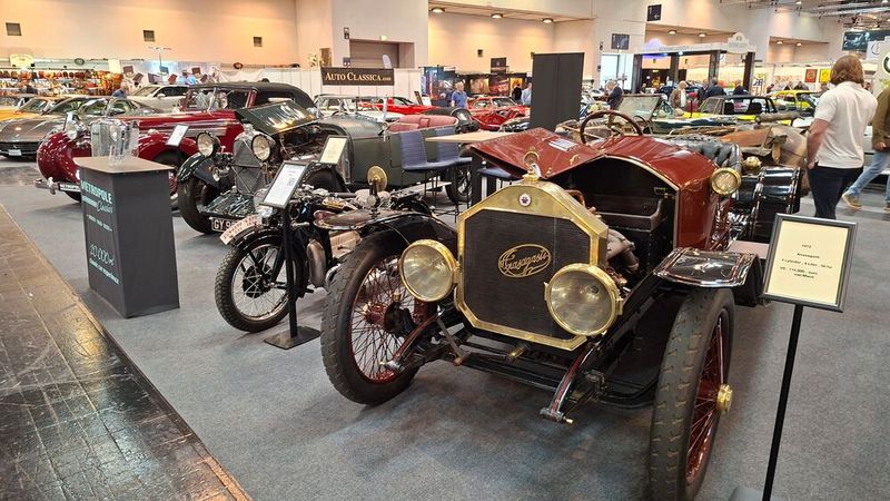 Mittlerweile auf Oldtimermessen eine echte Seltenheit: Ausgestellte bzw. angebotene Fahrzeuge aus der Messing-Ära. Ihr Fankreis stirbt im wahrsten Sinne des Wortes aus. (Bild: Dominsky – VCG)