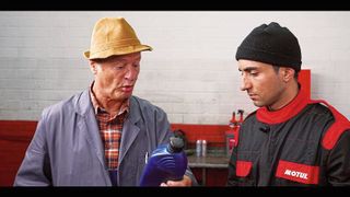 Prominenter Werbepartner: Bei einer Aufklärungskampagne mit verschiedenen Videos weist Hausmeister-Krause-Darsteller Tom Gerhardt für Motul auf die Tücken im betrieblichen Umweltmanagement hin. (Bild: Motul)