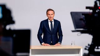 Oliver Blume, der VW-Konzernchef reist derzeit zu diversen Standorten des Automobilherstellers, weil er wegen der geplanten Sparmaßnahmen, die auch auf Kritik stößt, mehr ins Detail gehen soll, wie sich der Gesamtbetriebsrat wünscht. Hier Infos aus Emden und Zwickau ... (Bild: Volkswagen)