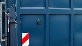 Hier ein näherer Blick auf einen der Sensolus-Tracker mit IoT-Funktion, die bei Alba Niedersachsen-Anhalt nun den Standort eines jeden damit ausgerüsteten Containers übermitteln können. Die Systeme können auch den Füllstand von Glascontainern erkennen. (Bild: Sensolus)