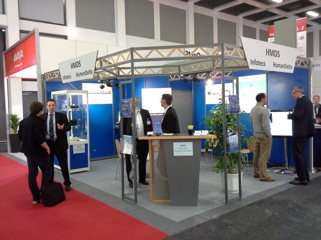 7_conhIT_2014-Verschiedene_Kundengespraeche_am_Messestand_von_HMDS_und_Infotecs ()