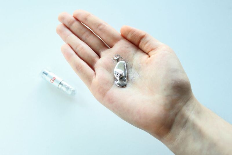 5) Flüssige Metalle à la T-1000 Gallium-Legierungen wie Galinstan erlauben zwar keine humanoiden Killer-Roboter wie den T-1000 aus Terminator 2, aber haben einige bemerkenswerte Eigenschaften. Sie sind bei Raumtemperatur flüssig, leiten Strom wie feste Metalle und können ihre Form beliebig ändern. Solche Legierungen verbessern flexible Elektronik, ersetzen giftiges Quecksilber in Thermometern und ermöglichen dehnbare Sensoren. Das Element Gallium selbst wurde 1875 durch Paul-Émile Lecoq de Boisbaudran entdeckt, der es nach „Gallia“ (Frankreich) benannte.  Quelle: Indium Corporation - Technical Data Liquid Alloys  Entdeckung: Wikipedia - Gallium  (Bild: © rik - stock.adobe.com)