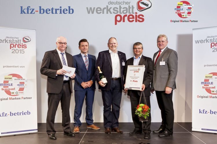 Gerald Fritsche (3.v.li.) und Norbert Lange von der Südring Autoservice GmbH kamen auf Platz sieben. (Foto: Bausewein)