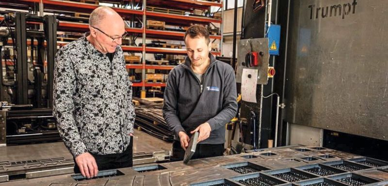 Auch wassergekühlt alles tipptopp: Mit der Schneidqualität und Zuverlässigkeit der Tru Laser 5030 fiber sind Martin Krämer und sein Produktionsleiter Pius Brucker zufrieden.  (Bild: Trumpf)