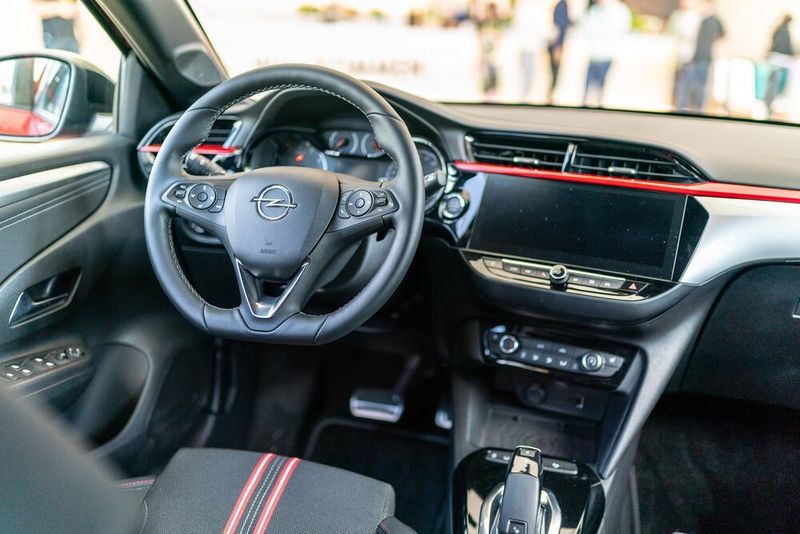 Auch bei der Gestaltung des Innenraums will man sich von der französischen Verwandtschaft abheben. (Opel)