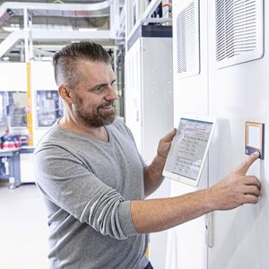 Resma monitors the values from numerous measuring stations and offers visualization options.(Image: Weidmüller)