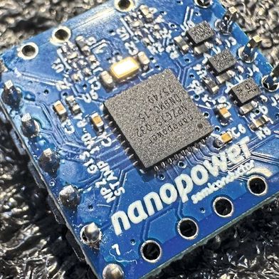 Stromsparer für das IoT: Der Npzero-Baustein übernimmt die Sensorüberwachung und schickt den Hauptprozessor in den Tiefschlaf. (Bild: Manuel Christa)